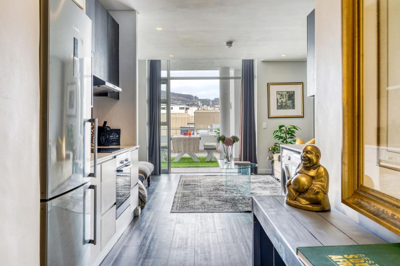 Backup-powered Classic Luxury Apartment *
